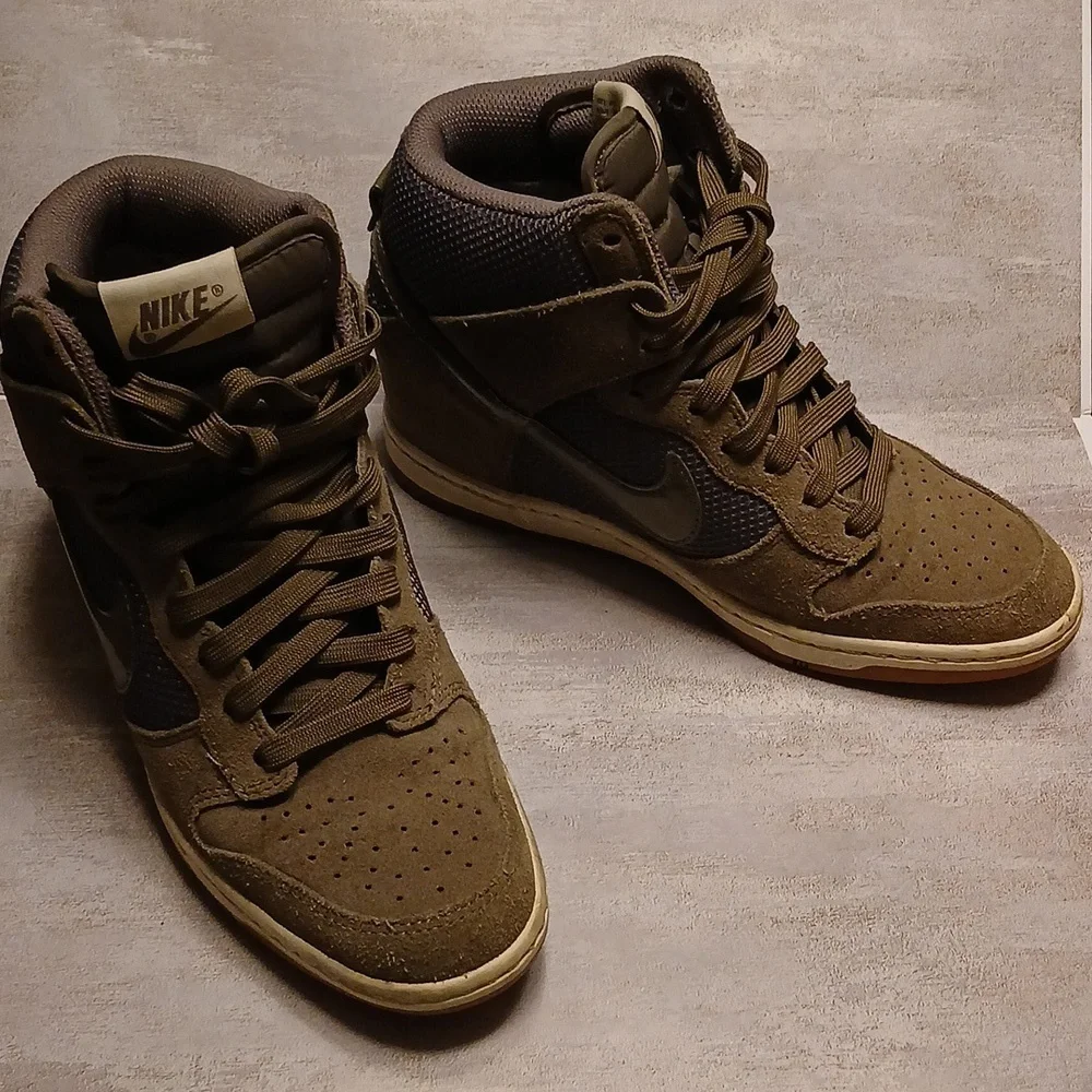 Nike Woman's Olive Green Suede & Mesh Dunk Sky Hidden Wedge High-Top Sneakers 8 - Picture 1 of 7